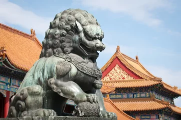 Fotobehang Bronzen leeuwstandbeeld in Verboden Stad, Peking in China © Fotokon