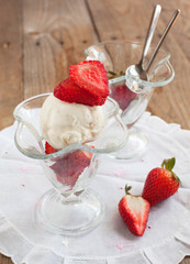 Vanilla ice cream with strawberries