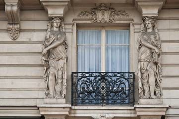 Fototapeta na wymiar fenêtre immeuvle parisien de standing