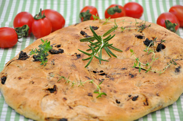 Focaccia, italienisches Weißbrot mit Kräutern und Zwiebeln