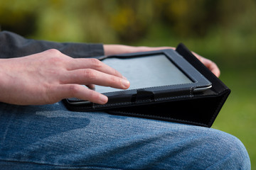 Jugendlicher mit Tablet-PC