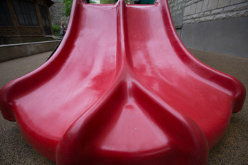 Toboggan dans un jardin d'enfant