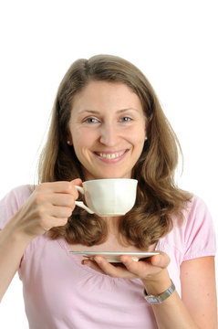 Junge,bruenette Frau geniesst eine Tasse Kaffee.