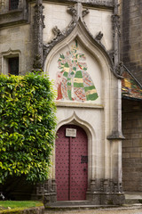 Fototapeta na wymiar Zdobione drzwi - zamek Rochepot