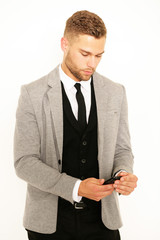 eleganter Mann im Anzug mit Handy