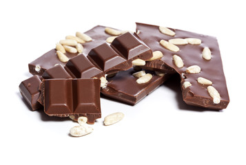 Zartbitter Schokolade mit Pinienkernen isoliert
