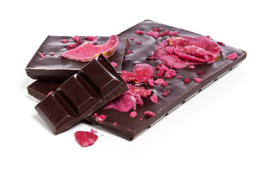 Dunkle Schokolade mit kandierten Rosenblättern