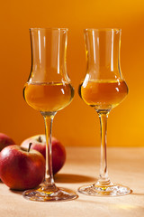Zwei Gläser Calvados und Äpfel - obrazy, fototapety, plakaty