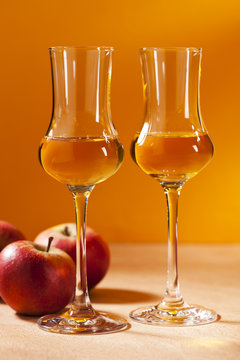 Zwei Gläser Calvados und Äpfel