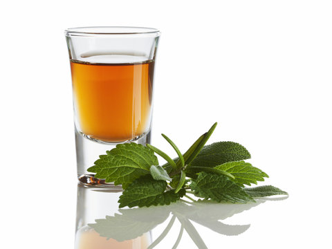 Kr&auml;uterlik&ouml;r und Kr&auml;uter isoliert