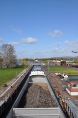 Passage d'une écluse à Amfreville-sous-les-Monts (Eure) © clicbird