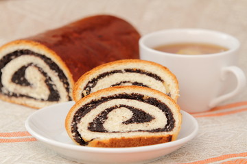 Roll with poppy and tea