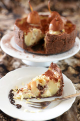 Torte gefüllt mit Birnen, Pudding und Schokolade