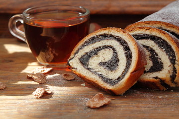 Roll with poppy and tea