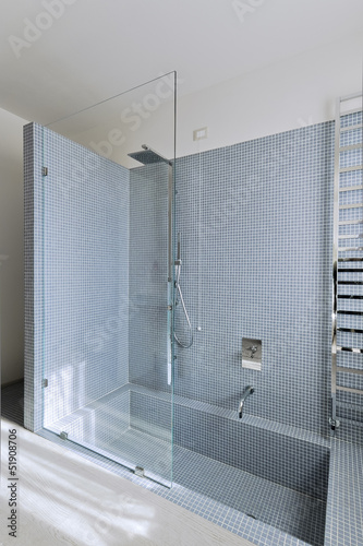 Doccia in muratura con pareti di mosaico nel bagno stock photo and ... Vasca doccia in muratura