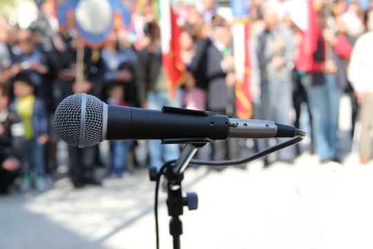 microfono sfondo manifestanti liberazione