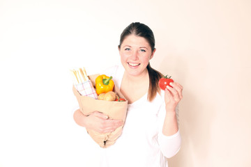 junge Frau mit Einkaufstüte