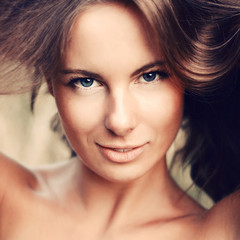 Obraz premium Young pretty brunette woman posing outdoor in summer