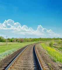 Fototapeta na wymiar kolejowych idzie do horyzontu w zieleni