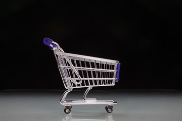 Miniatur Einkaufswagen mit schwarzem Hintergrund Nahaufnahme