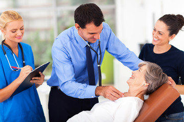 Obraz premium medical doctor examining senior patient