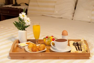 Fotobehang Bandeja de desayuno en la cama © DoloresGiraldez