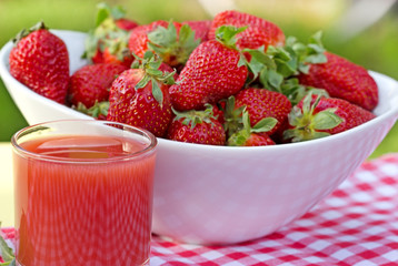 Strawberry juice and full bowl of strawberries