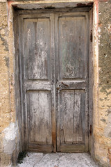 Fototapeta na wymiar Vecchia porta di legno