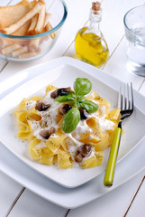 pappardelle con panna e funghi di bosco