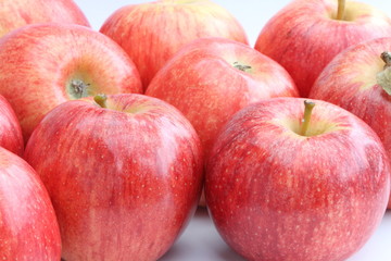 Fototapeta na wymiar zdrowe czerwone jabłka