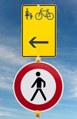 Umleitung f&uuml;r Fussg&auml;nger und Fahrradfahrer - Himmel blau