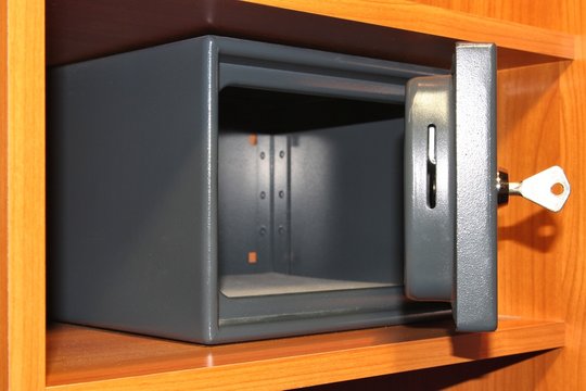 ge&ouml;ffneter M&ouml;beltresor ohne Inhalt