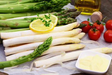 Grüner und weißer Spargel