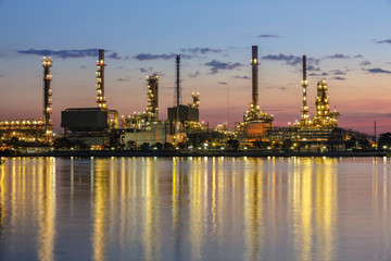 Obraz premium Refinery plant area at twilight