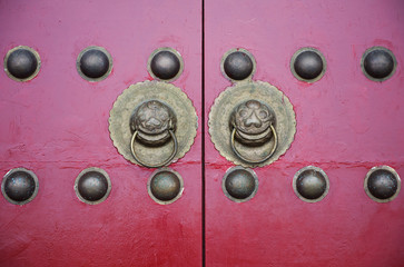 古老门上的门环和门钉