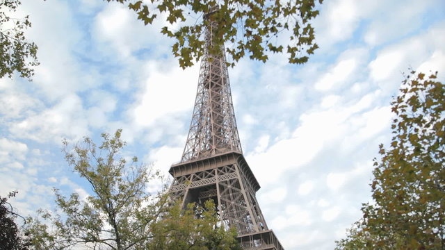 Эйфелева башня на фоне неба