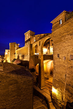 Pitigliano, l' Acquedotto Mediceo all'imbrunire