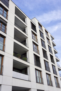 Fassade eines modernen Mehrfamilienhauses in Frankfurt am Main,