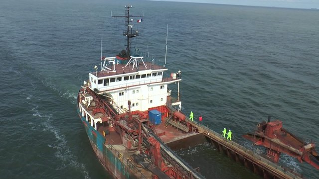 zoom arri&egrave;re sur un cargo(drague)