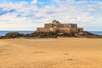 Fototapeta na wymiar Saint Malo Zobacz na Fort National, Francja