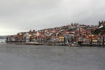 Fototapeta na wymiar Porto under dark sky