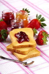 Marmellata e fette biscottate
