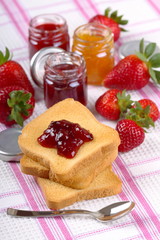 Fette biscottate con marmellata su tovaglietta