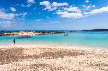 Fototapeta na wymiar Turysta odwiedzający Els Pujols plaży w Formentera wyspy, Mediterr