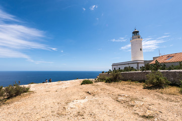 Fototapeta na wymiar Turyści odwiedzający Formentera La Mota Śródziemnego Se latarnia