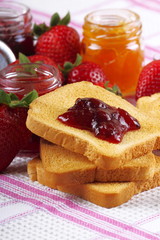 Fette biscottate e marmellata