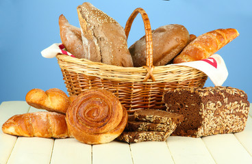 Composition with bread and rolls, in wicker basket