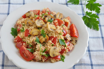 Couscous Salat mit Tomaten, Champignons und Petersilie
