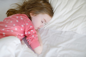 Obraz na płótnie Canvas Adorable little girl sleeping