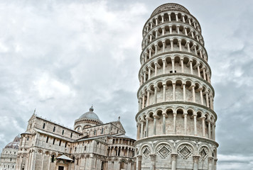 Fototapeta premium Pisa - Italy: Baptistery and Leaning Tower in a cloudy day